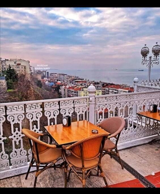 Ferienwohnung 3+1 , Historical Elevator, Warm House Next To Sea Izmir Exterior foto